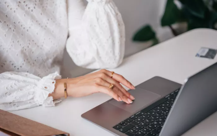 Femme utilisant un ordinateur portable sous Windows dans un contexte professionnel