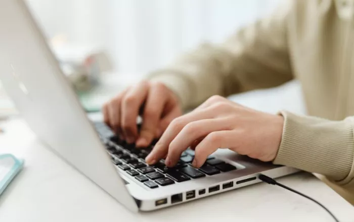 Personne travaillant sur un ordinateur portable