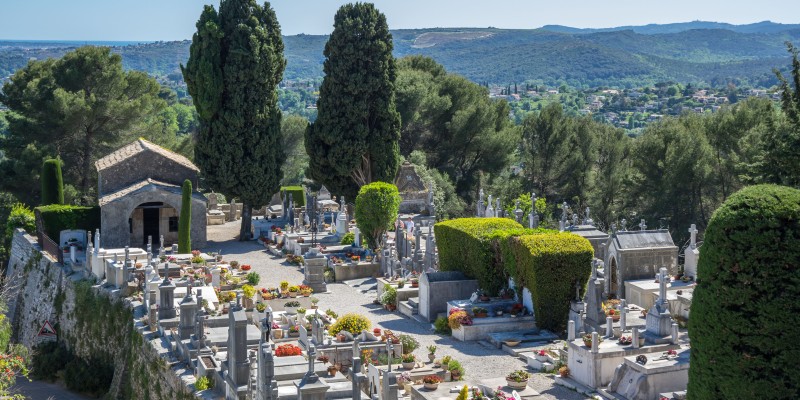 Saturation des cimetières : comment les communes peuvent anticiper et optimiser la gestion de leurs espaces funéraires 
